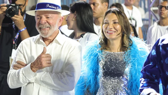 Revoltado, Flávio Bolsonaro diz que vai acionar TSE contra Lula por desfile na Sapucaí /Anderson Bordê/AgNews