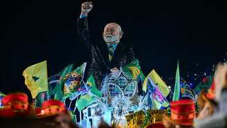 A homenagem ao presidente Lula da Acadêmicos de Niterói abriu o desfile do Grupo Especial na Sapucaí na noite desse domingo, 15 de fevereiro de 2025, no Rio de Janeiro.