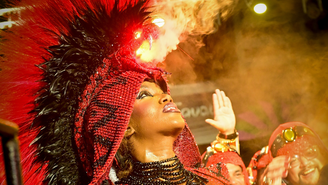 Iza surge com fantasia de serpente que solta fumaça; veja