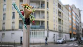 Um buquê de flores em uma rua de Lyon, no local em que o militante de ultradireita Quentin Deranque foi agredido antes de morrer. Em 16 de fevereiro de 2026.