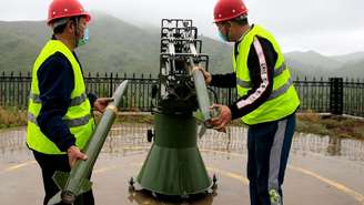 A China tenta aumentar artificialmente seus índices de chuva desde a década de 1950 por meio de um método conhecido, embora ainda controverso: a semeadura de nuvens