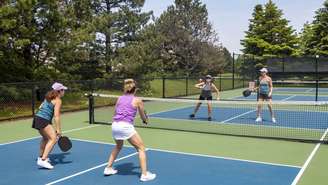 Com regras simples e quadra menor, a modalidade se destaca em clubes, academias e condomínios – depositphotos.com / lmphot