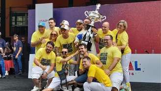 Turucuvi recebe trófeu de campeã do Grupo de Acesso 1 do Carnaval de SP —