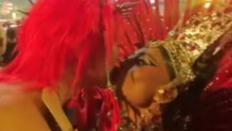 Juliana Paes e Sabrina Sato dão selinho durante desfile da Viradouro