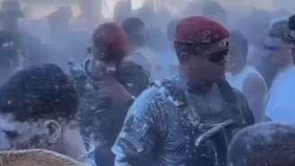 Policiais detêm folião que arremessou goma contra elas durante mela-mela no carnaval