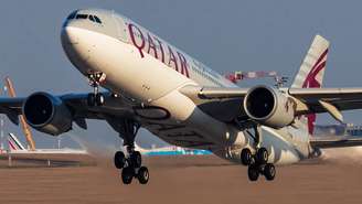 A rota São Paulo–Doha, operada pela Qatar Airways, conecta o Brasil a um dos maiores hubs do Oriente Médio, servindo como ponte para destinos na Ásia, África e Oceania – depositphotos.com / soosjozsef