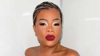 Tati Quebra Barraco faz rara aparição com a filha na Sapucaí e semelhança impressiona