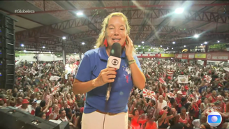 Lilia Teles, repórter da Globo, na quadra da Viradouro durante festa pela vitória no carnaval de 2026