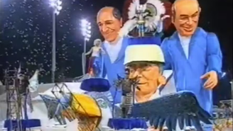 Desfile da Leandro de Itaquera com carro com referências ao PSDB