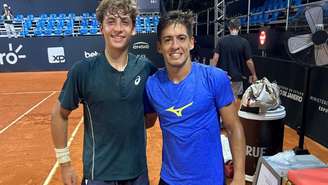 Bernardo Carvalho de verde escuro e Baez de azul 