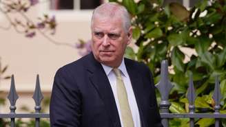 Andrew caminhando e olhando para o lado