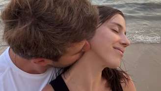 Alice Wegmann surge em clique raro com o namorado, que é parente de Oscar Niemeyer