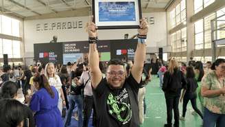 Régis Marques, diretor da EE Parque dos Sonhos, em Cubatão, comemora o título de 'Melhor Escola do Mundo', da T4 Education