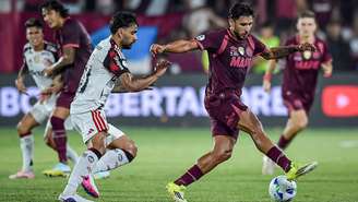 Lance do jogo entre Lanús e Flamengo