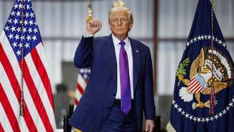 O presidente dos Estados Unidos, Donald Trump, faz um gesto com o punho cerrado no final de um evento durante uma visita à Coosa Steel Corporation, em Rome, Geórgia, EUA, em 19 de fevereiro de 2026.