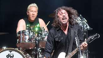 Josh Freese e Dave Grohl durante show do Foo Fighters em 2023