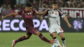 Arrascaeta em ação em Lanús x Flamengo pela Recopa Sul