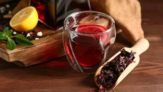 Chá de hibisco pode trazer benefícios, mas exige consumo moderado e atenção às contraindicações