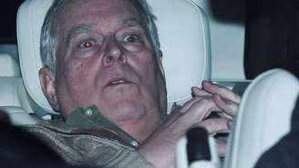 Andrew Mountbatten-Windsor após ser liberado da custódia da polícia