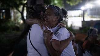 Familiares de um preso político se abraçam enquanto acompanham aprovação de lei de anistia proposta pela presidente interina Delcy Rodriguez, em 20 de fevereiro de 2026.