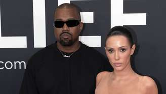 Kanye West e Bianca Censori no tapete vermelho do Grammy 2025