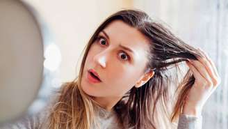 Com a ajuda da dermatologista tricologista, nós te contamos o motivo de os fios entrarem limpos no banho e o cabelo sair sujo