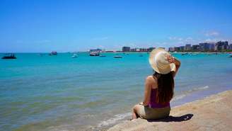 A maré baixa revela o recife de corais, formando piscinas naturais de águas transparentes, cenário ideal para fotos e mergulho seguro – depositphotos.com / sergio_pulp