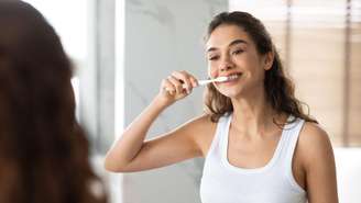 Uso de água oxigenada nos dentes pode causar danos e não substitui clareamento profissional