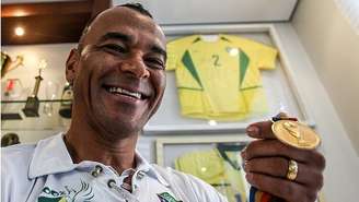 Cafu com a camisa e a medalha do título da Copa de 2002