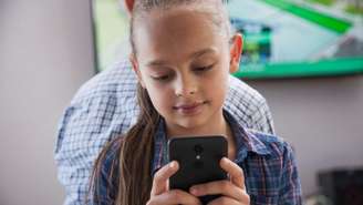 Uso excessivo de telas na infância esconde perigos como problemas nos ossos