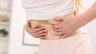 Entenda o que é vacuum abdominal, como fazer corretamente, quais são os benefícios para postura e lombar e quem deve evitar o exercício