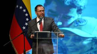 O ministro das Relações Exteriores da Venezuela, Yvan Gil, discursa em um evento em apoio à libertação de Nicolás Maduro e Cilia Flores, em 16 de janeiro de 2026, em Caracas.