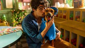Rafael Vitti reencontra o cachorro do filme Caramelo