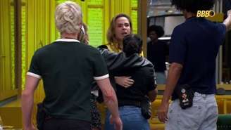 Ana Paula é contida por aliados para não agredir Cowboy