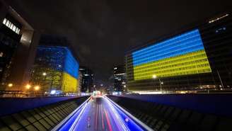 Em Bruxelas, os edifícios que sediam o Conselho Europeu de líderes (à esquerda) e a Comissão Europeia (à direita) passaram a noite iluminados com as cores da bandeira nacional da Ucrânia. 24 de fevereiro de 2026