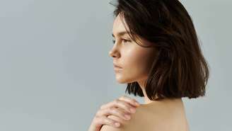 Queda de cabelo nunca é apenas sobre cabelo. É sobre identidade. Sobre autoestima. Sobre a passagem do tempo. E, muitas vezes, sobre medo