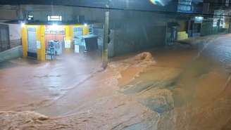 Cresce em intensidade a enxurrada na rua Luiz Fávero, Linhares. A Defesa Civil solicita que se evite o trânsito pelo local.