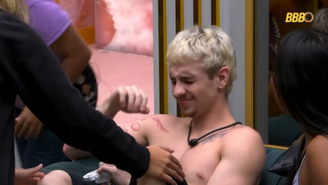 BBB 26: Juliano Floss se machuca com faca, passa mal ao ver sangue e leva dois pontos 