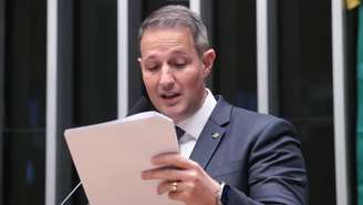 Guilherme Derrite lê seu relatório com mudanças ao texto do PL Antifacção; texto é a oitava versão apresentada por ele ao projeto.