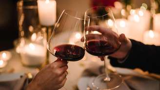 Dor depois de tomar vinho pode estar relacionada a compostos naturais da uva