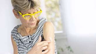 Diferente dos comprimidos, o estrogênio transdérmico não passa primeiro pelo fígado, o que pode ser vantajoso para algumas mulheres – depositphotos.com / imagepointfr