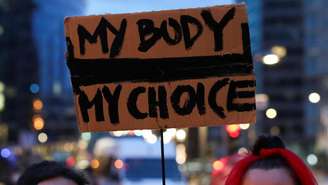 UE autoriza uso de fundos sociais para garantir acesso ao aborto seguro em todos os países do bloco. Imagem de ilustração mostra manifestante segurando um cartaz com a frase: "meu corpo, minha escolha".