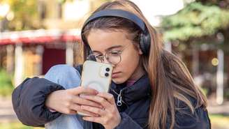 Bloquear redes sociais até os 16 anos protege adolescentes? Entenda prós e contras