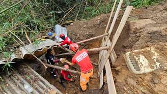 Corpo de Bombeiros atuam em resgate em Ubá após deslizamentos de terra