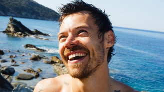 Harry Styles se pronuncia sobre rumores envolvendo a calvície o uso de peruca