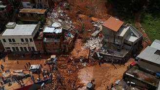 Uma imagem de drone mostra o local de um prédio que desbou em Juiz de Fora, devido às fortes chuvas que causaram a morte de dezenas de moradores e deixaram muitos desaparecidos, em 24 de fevereiro de 2026.