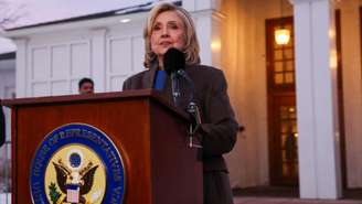 A ex-secretária de Estado Hillary Clinton fala com a imprensa após seu depoimento perante o Comitê de Supervisão da Câmara dos Representantes, em Chappaqua, Nova York, em 26 de fevereiro de 2026.
