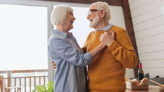 Por décadas, prevaleceu a ideia de que o cérebro atingia um “pico” na idade adulta e depois entrava em declínio inevitável – depositphotos.com / AndrewLozovyi