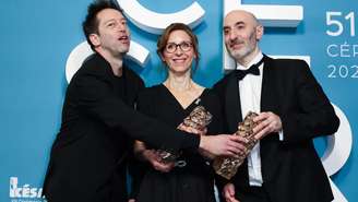 A diretora francesa Carine Tardieu (centro), os produtores franceses Fabrice Goldstein (à esquerda) e Antoine Rein posam com o troféu após a conquista do prêmio de Melhor Filme por "O apego", durante a 51ª edição do César, em Paris, em 26 de fevereiro de 2026. (Foto de ALAIN JOCARD / AFP)