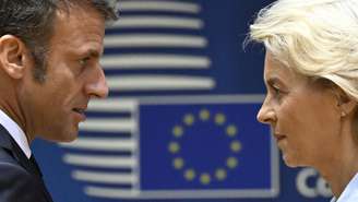 Líderes de países da UE, entre eles o presidente francês Emmanuel Macron (dir.), reagiram à decisão da presidente da Comissão Europeia, Ursula von der Leyen (esq.), de aplicar provisoriamente o acordo comercial com o Mercosul.